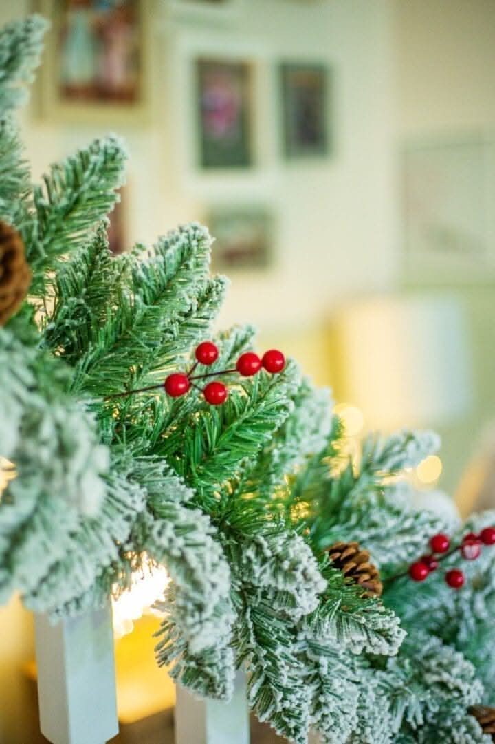 إكليل عيد ميلاد مغطى بالثلج بطول 9 أقدام مع توت أحمر وأكواز صنوبر