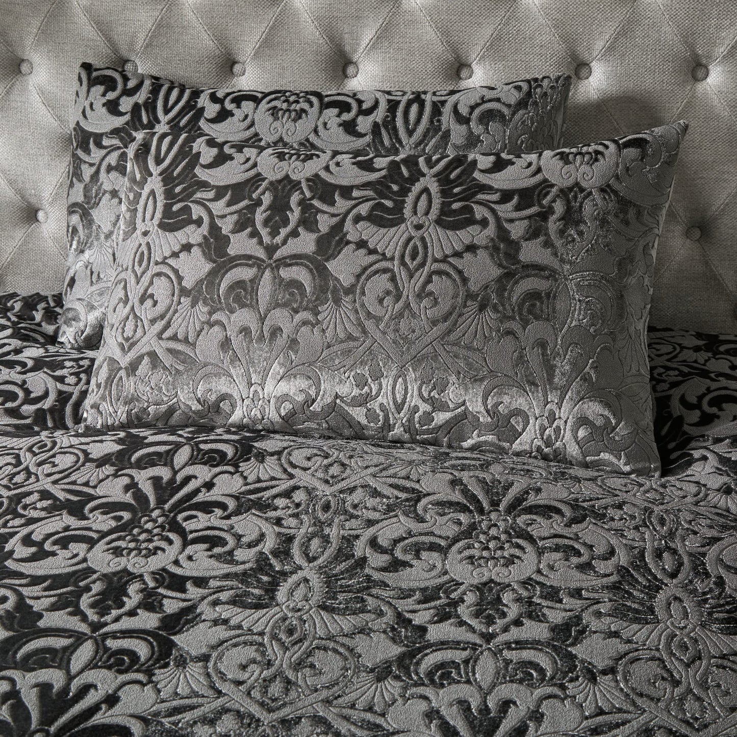 Laurence Llewelyn-Bowen - Slate Grey Embossed Damask Duvet Cover - King Bedding Size (230 x 220cm) - 2 Pillowcases - Grey Velvet Damask Bedding -