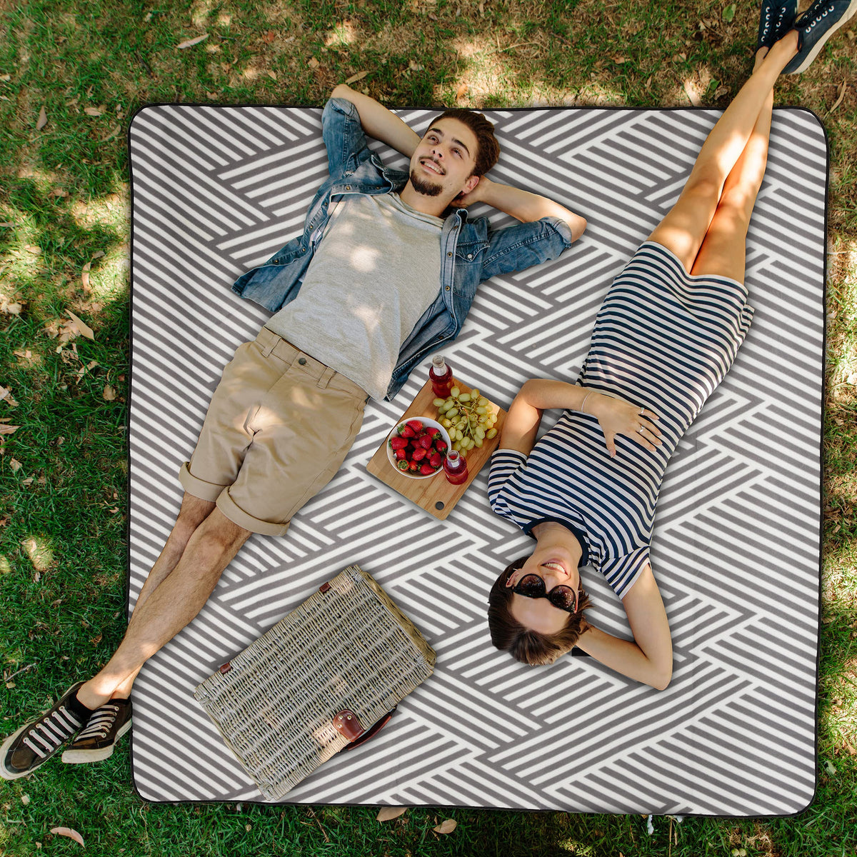 Relaxdays XXL Picnic Blanket, Aluminium Coating, Folding Beach Rug with Handle, 200x200 cm, Grey-White
