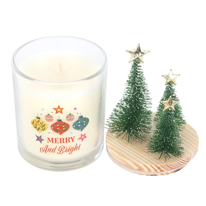 شمعة زجاجية برائحة القرفة والتوابل من مجموعة "Merry and Bright" مع زينة شجرة