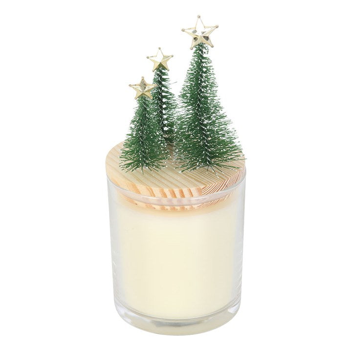 شمعة زجاجية برائحة القرفة والتوابل من مجموعة "Merry and Bright" مع زينة شجرة