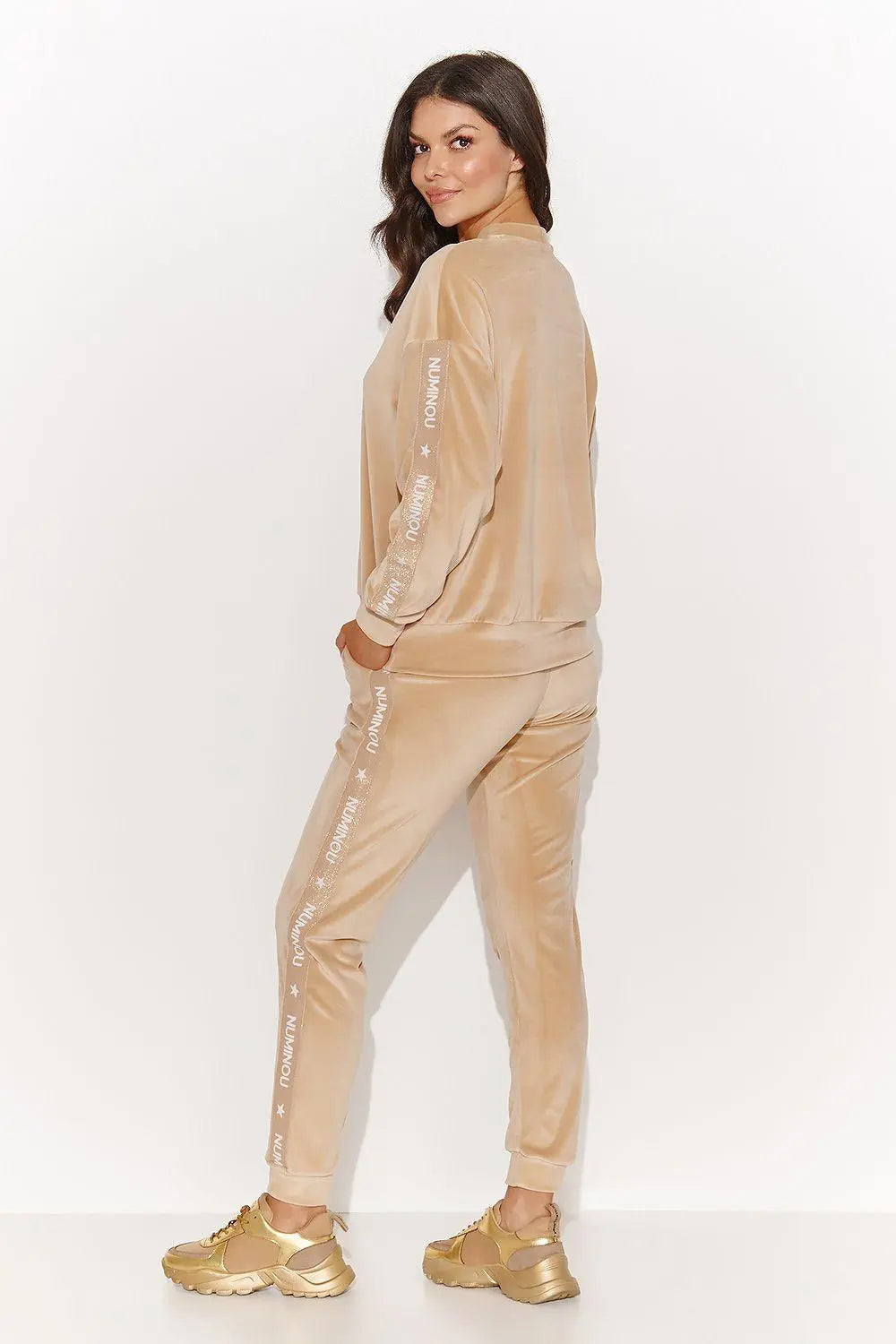 Numinou comfort and elegance long-sleeved sweatshirt