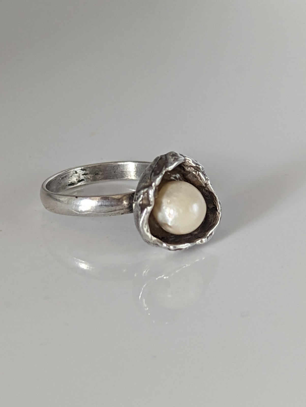 Silver Steed Pearl in a Flower Silver Ring