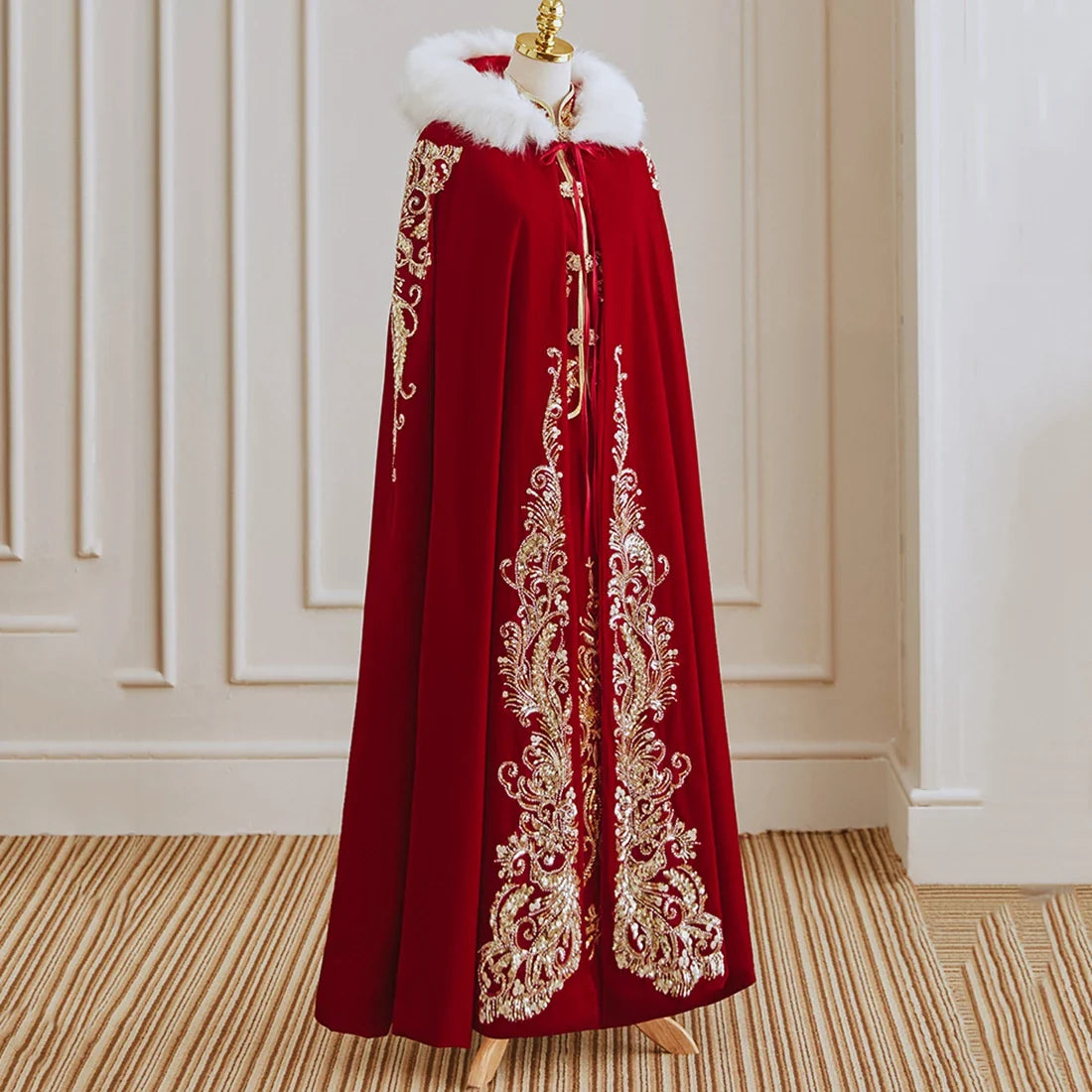 New Red Velvet Wedding Cloak with Appliqued Floral Design and Thick Fur Collar Customized