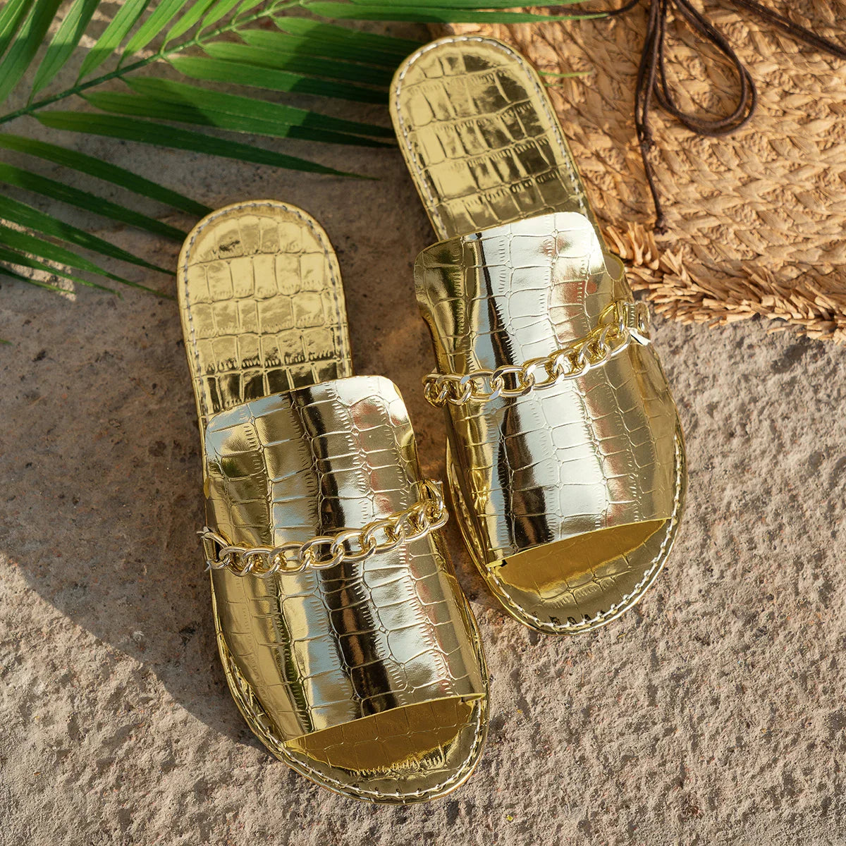 Large Flat Bottomed Straight Chain Slippers for Women in Summer 2024, Wearing Stone Patterned Beach Sandals for Outdoor Wear