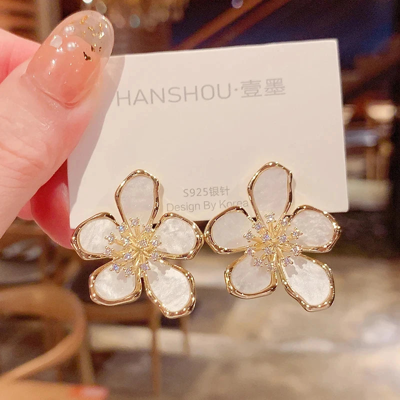 Romantic Flower Petal Long Tassel Drop Earrings for Women 2024 Trend Imitation Pearl Hanging Piercing Earrings Wed Jewelry Gift