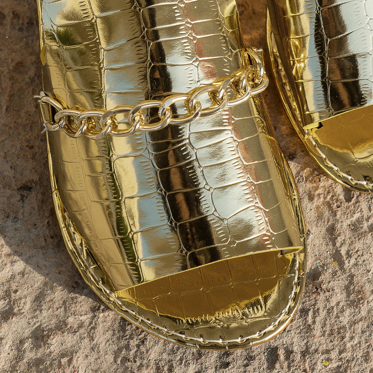 Large Flat Bottomed Straight Chain Slippers for Women in Summer 2024, Wearing Stone Patterned Beach Sandals for Outdoor Wear