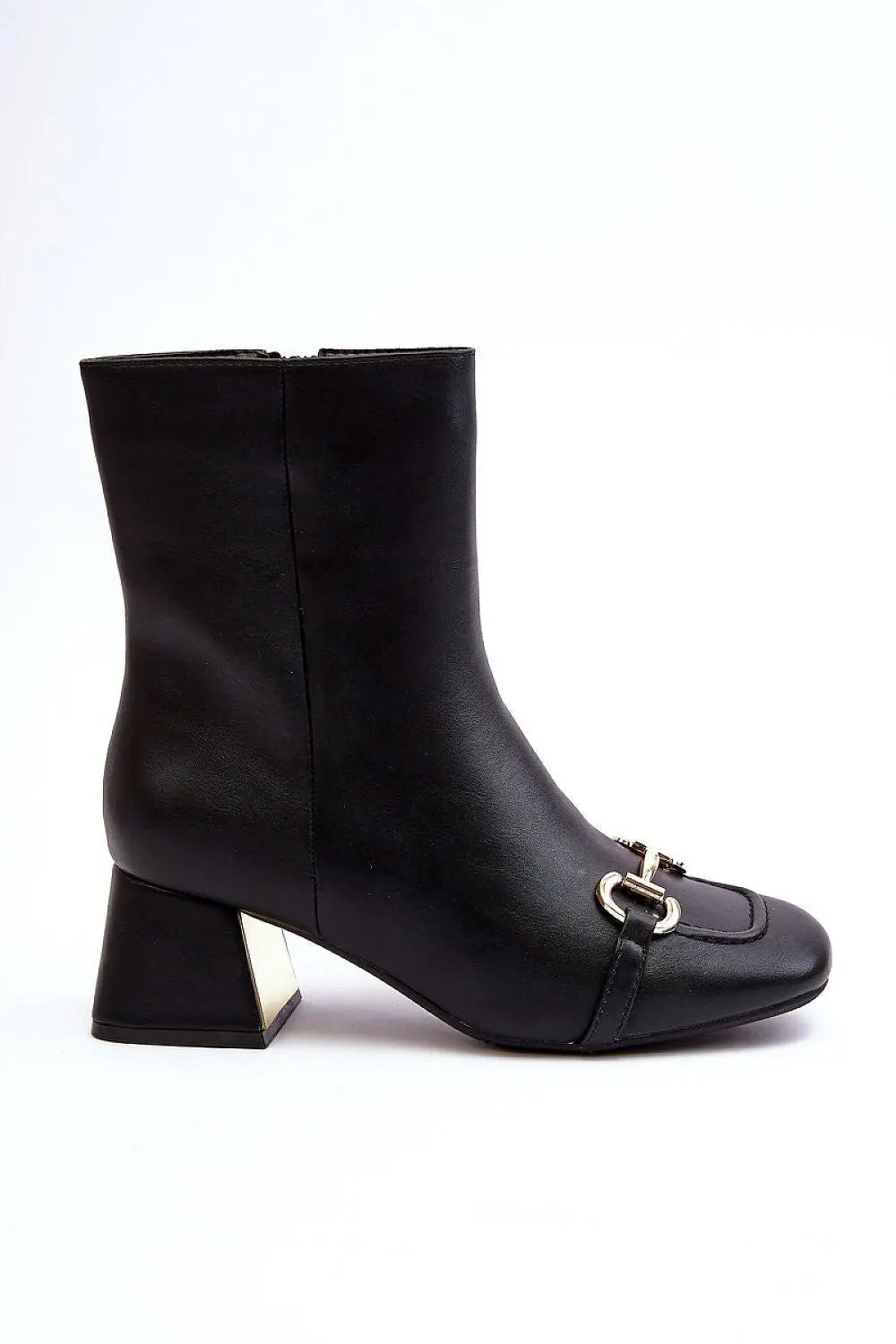 Step in style women's boots made of eco leather