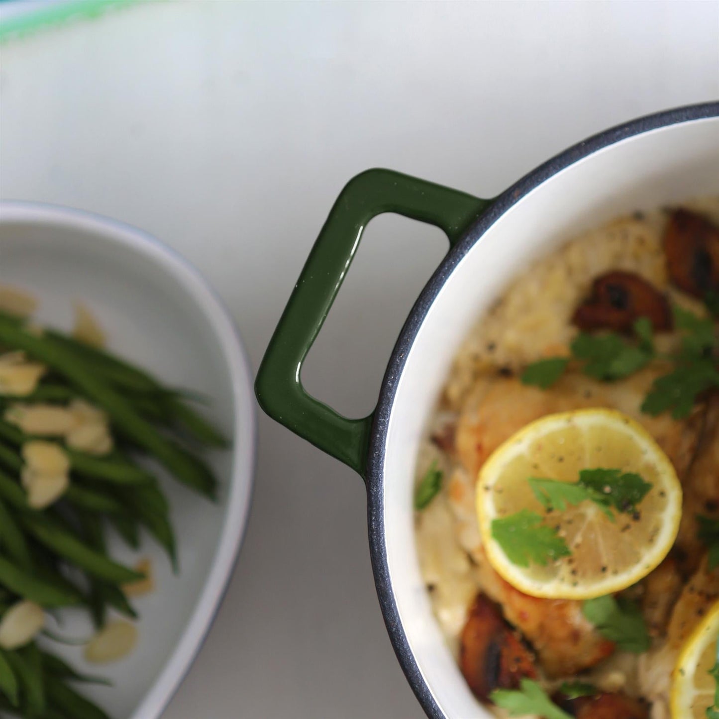 2.8L Dark Green Round Cast Iron Casserole Dish