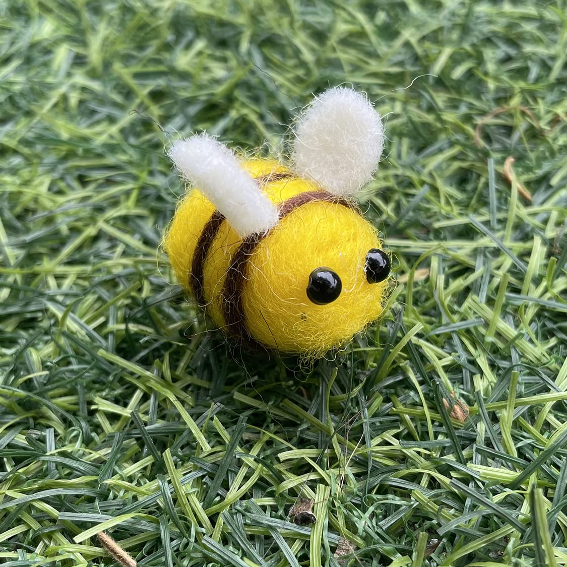 AcceLeah 25Pcs Wool Felt Bumblebee Craft Balls – Cute Bee DIY Decor