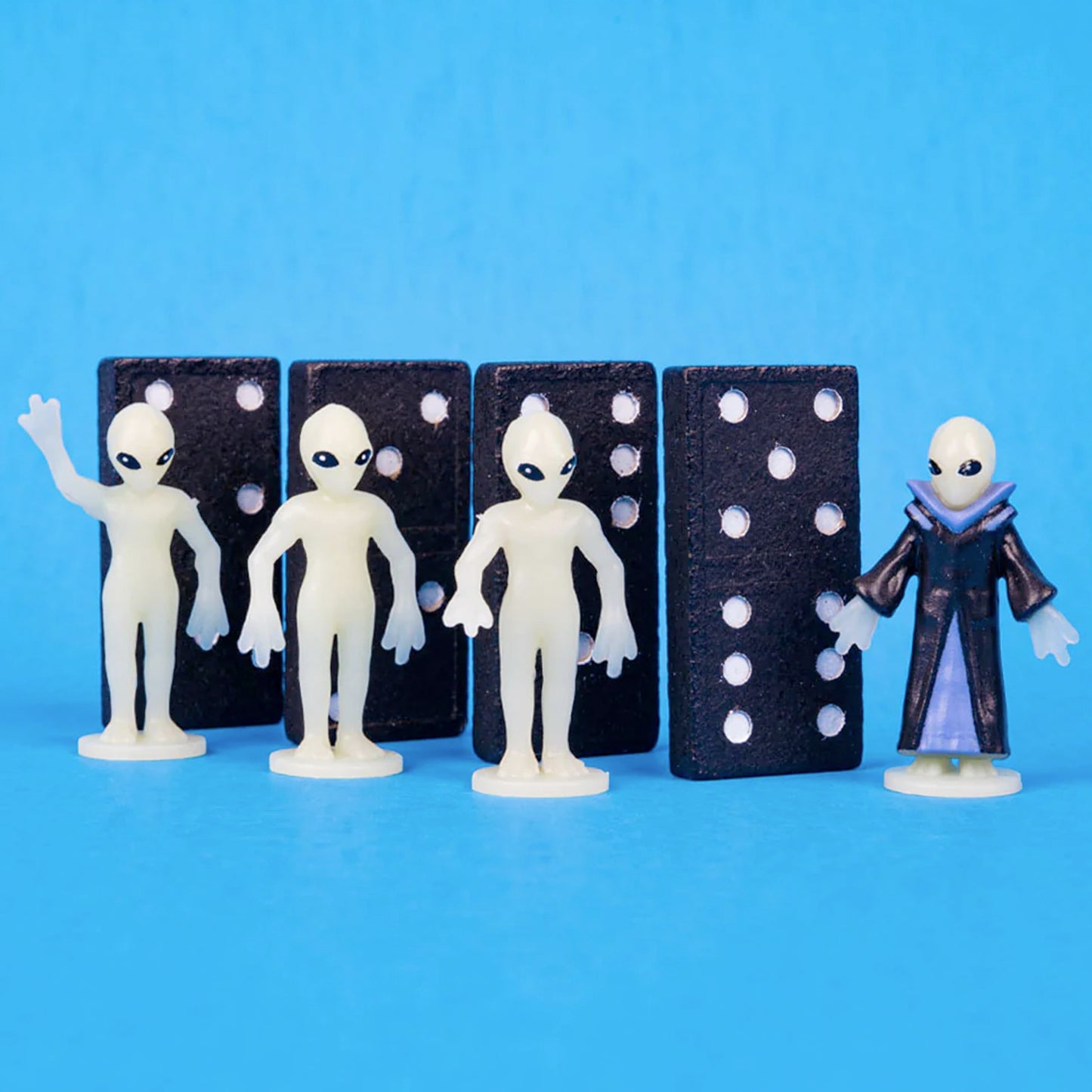 Accoutrements Archie McPhee Itty Bitty Aliens – Glow-in-the-Dark Tiny Leader Set of 9 (Green)