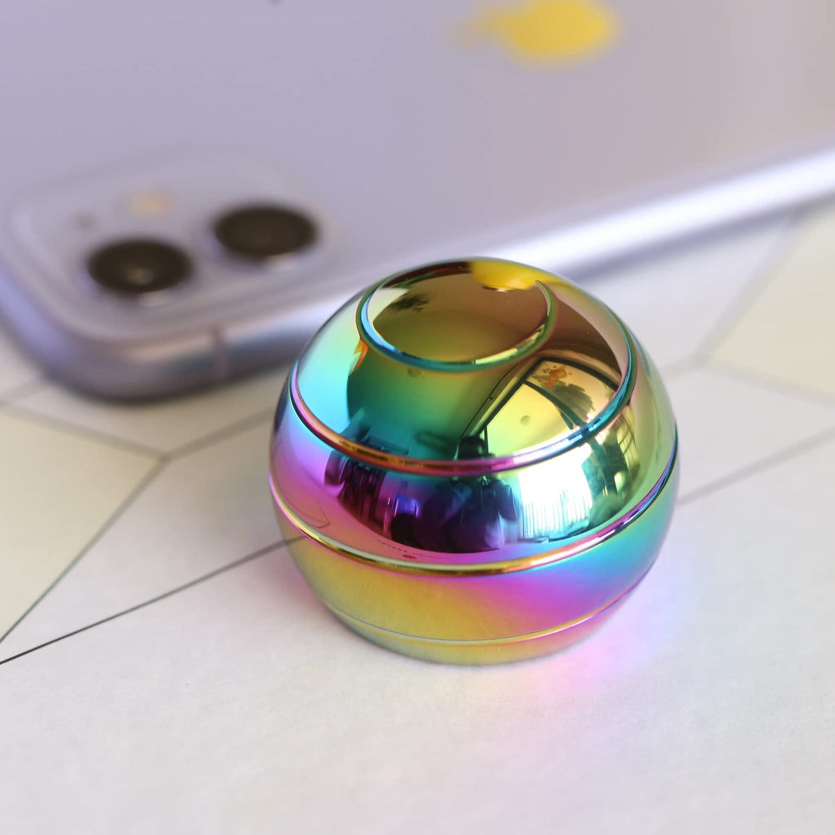 Apqdw Kinetic Desk Spinning Ball – Rainbow 45mm Fidget Toy for Focus & Calm