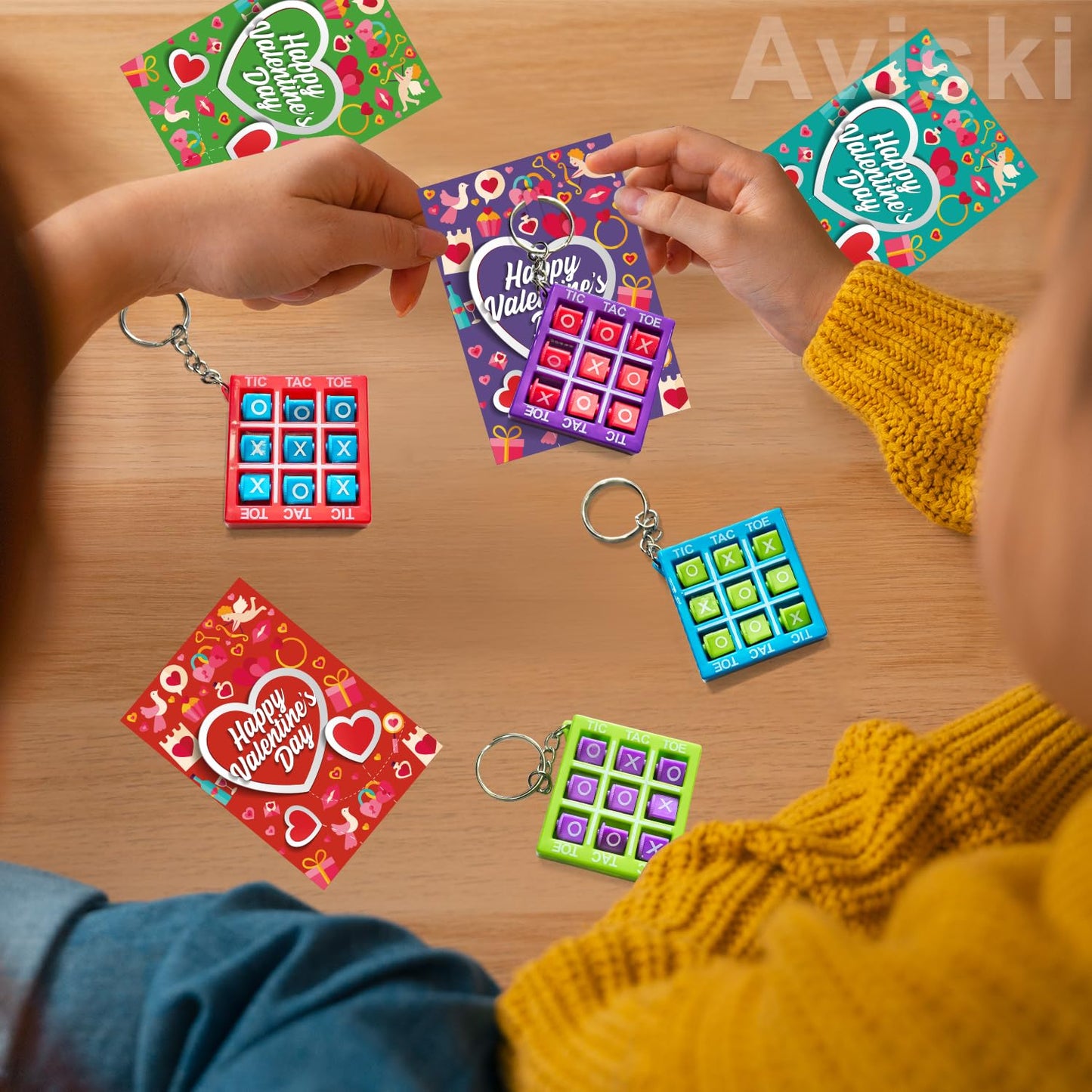 Aviski 28-Pack Valentine Cards with Tic Tac Toe Keychains – Kids Classroom Rewards
