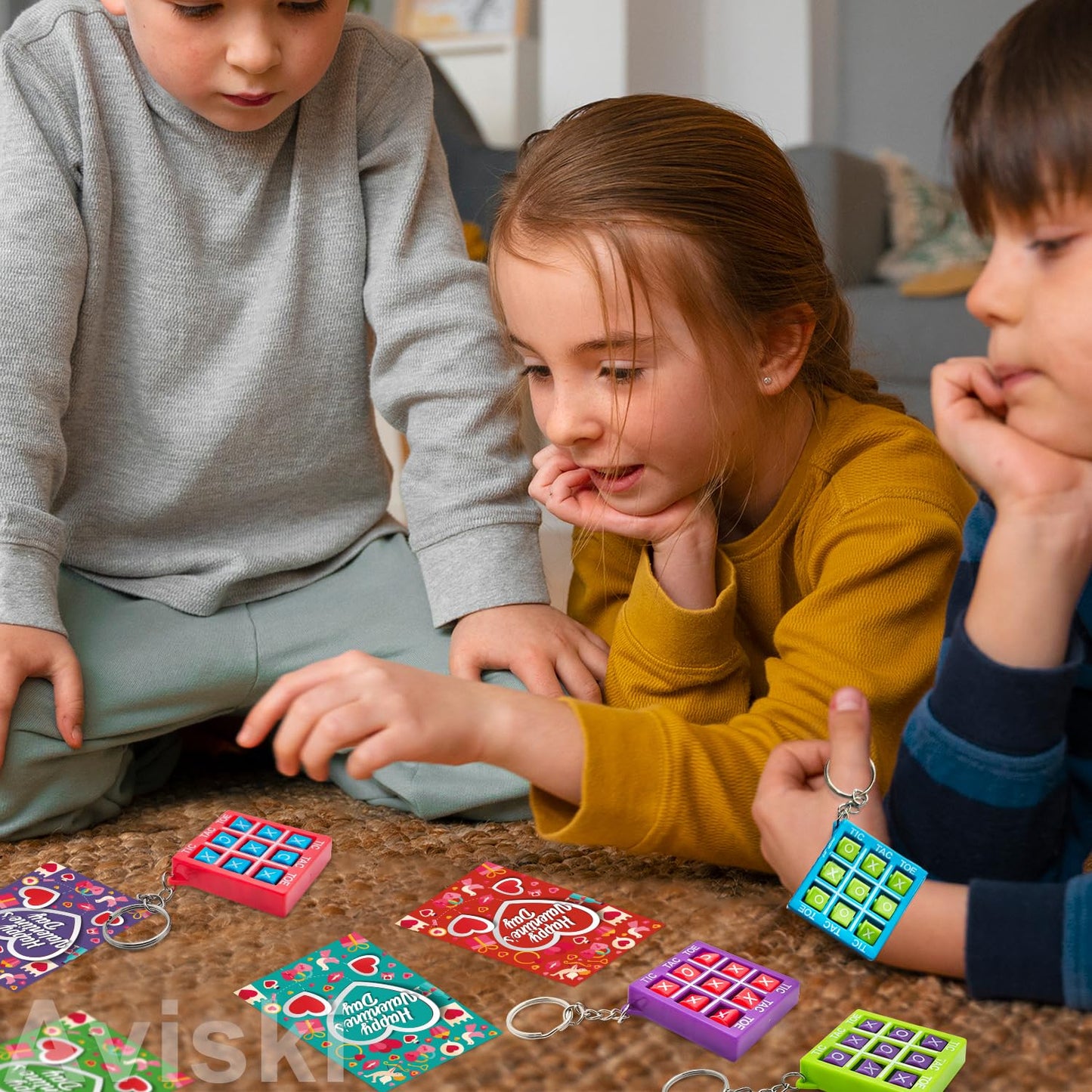 Aviski 28-Pack Valentine Cards with Tic Tac Toe Keychains – Kids Classroom Rewards