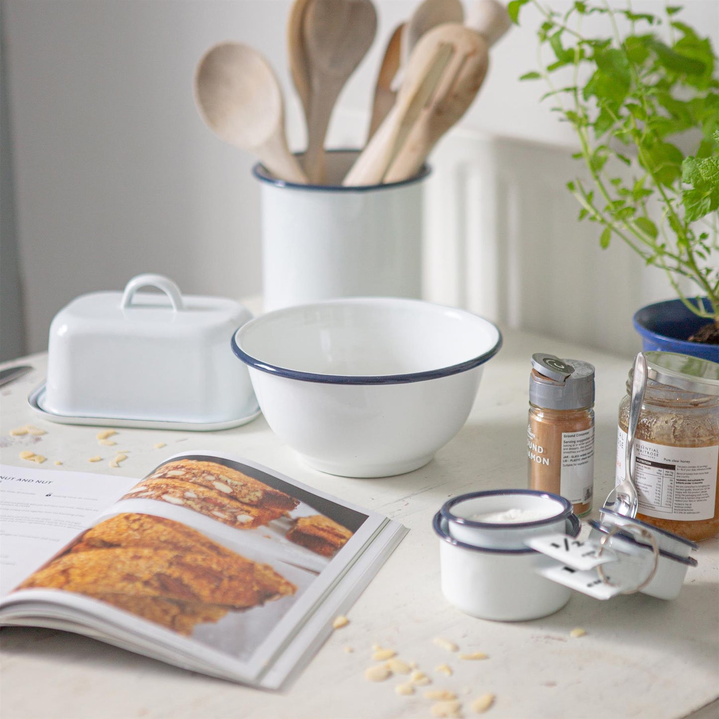 24.5cm x 24.5cm White Square Enamel Baking Tray