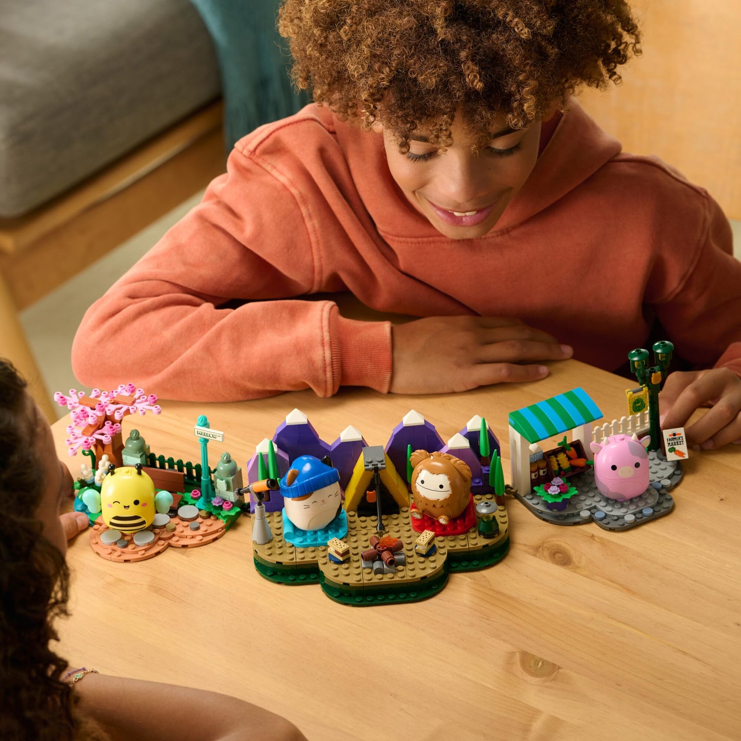 BLDR Avery’s Ball Game Building Set – Avery the Mallard Squishmallows Figure (8+)