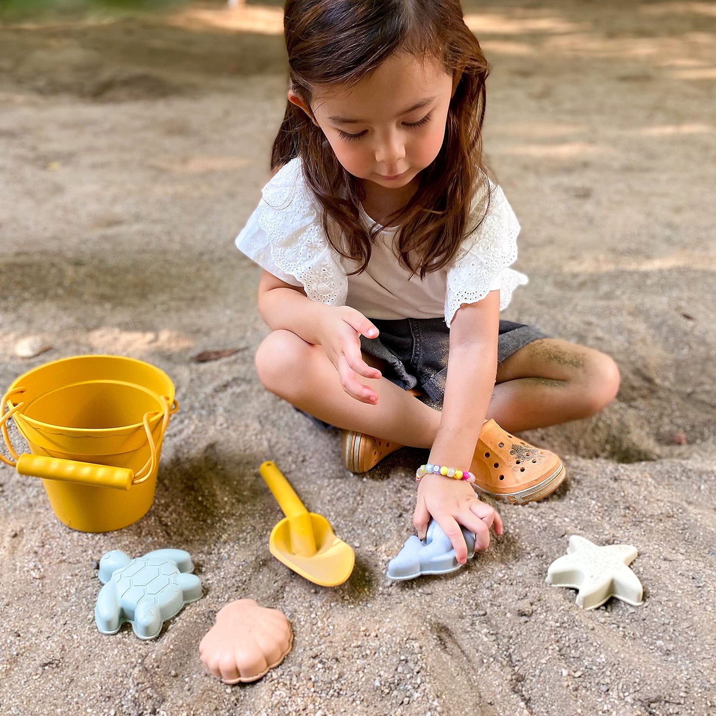 BLUE GINKGO Silicone Beach Toys - Travel-Ready Pink Set with Bucket, Shovel, 4 Molds & Tote