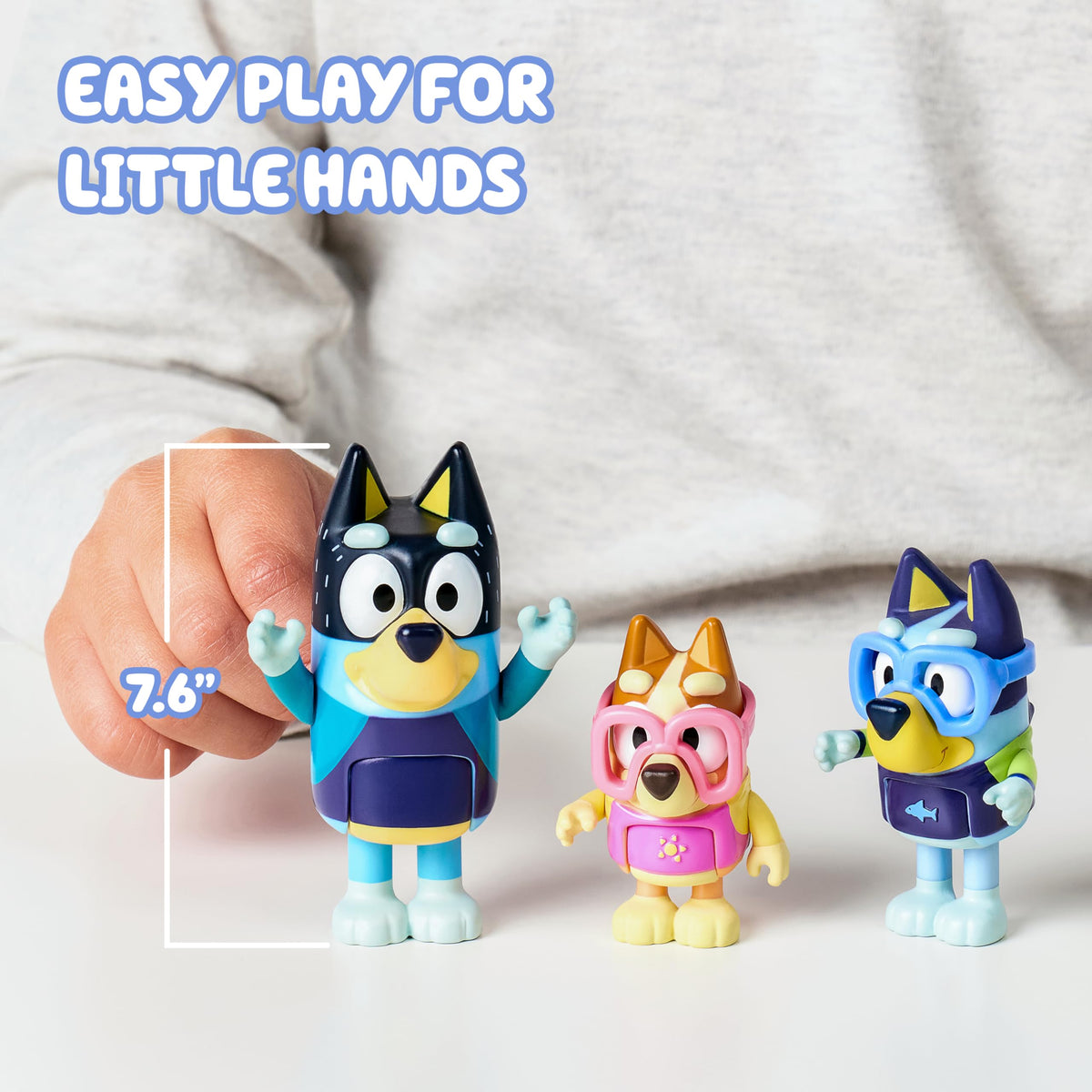 Bluey Beach Day Figures 4-Pack – Chilli, Bandit, Bingo & Bluey with Beach Bag