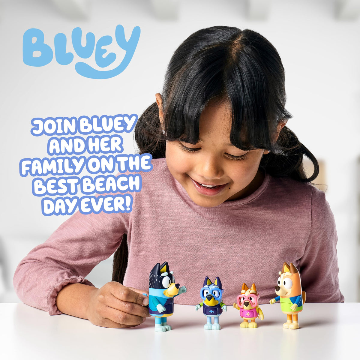 Bluey Beach Day Figures 4-Pack – Chilli, Bandit, Bingo & Bluey with Beach Bag