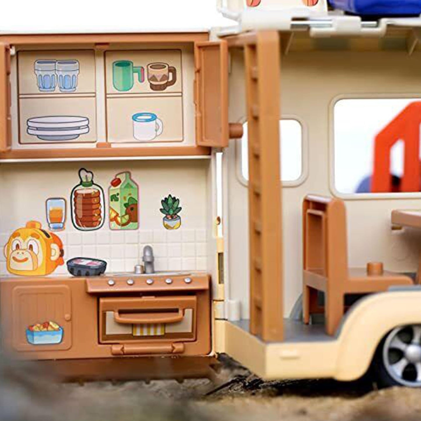 Bluey Caravan Adventure Playset with 2.5-inch Jean Luc Figure – Multicolor