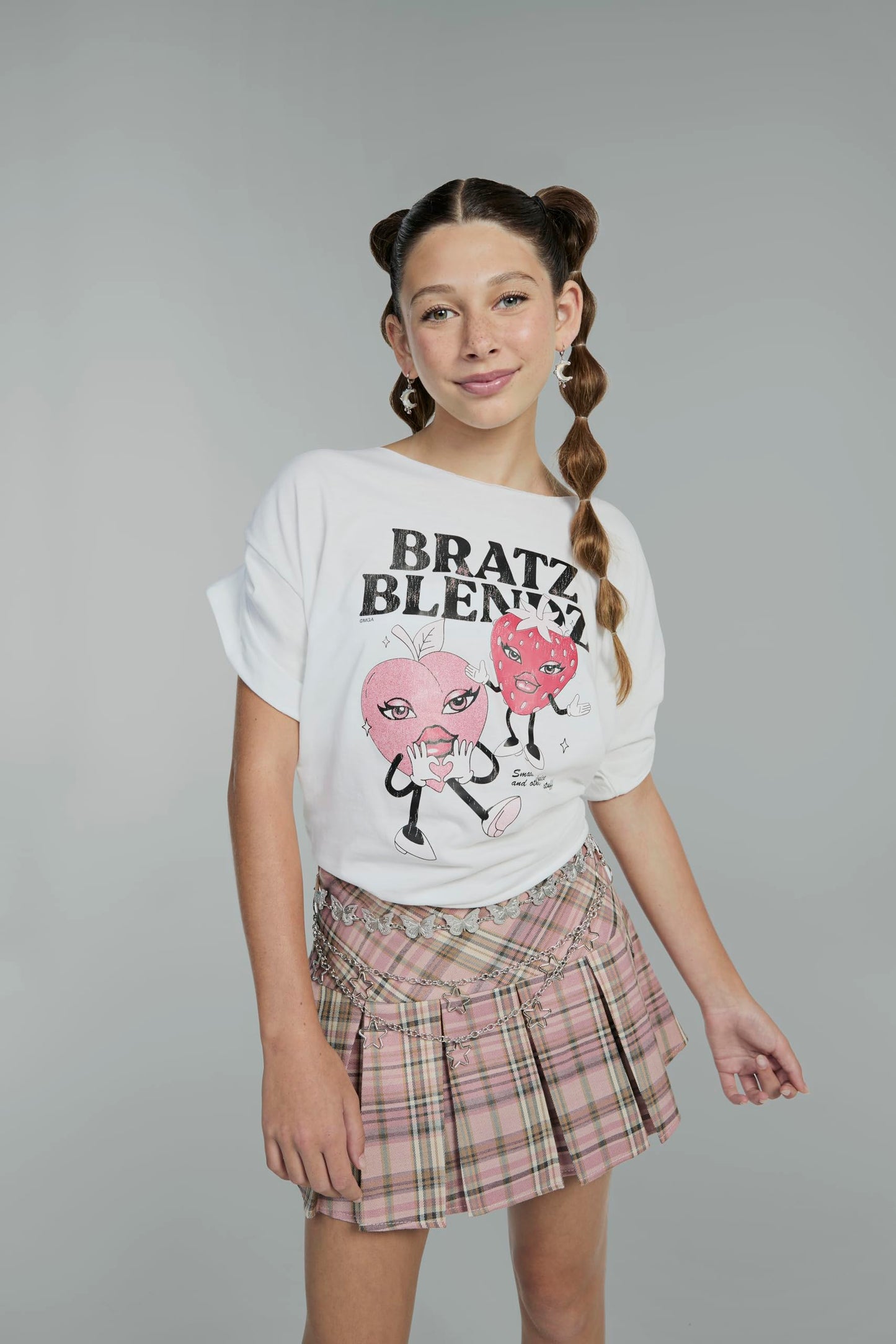 Bratz Stylin' Cloe Fashion Doll with Customizable Tee & Accessories