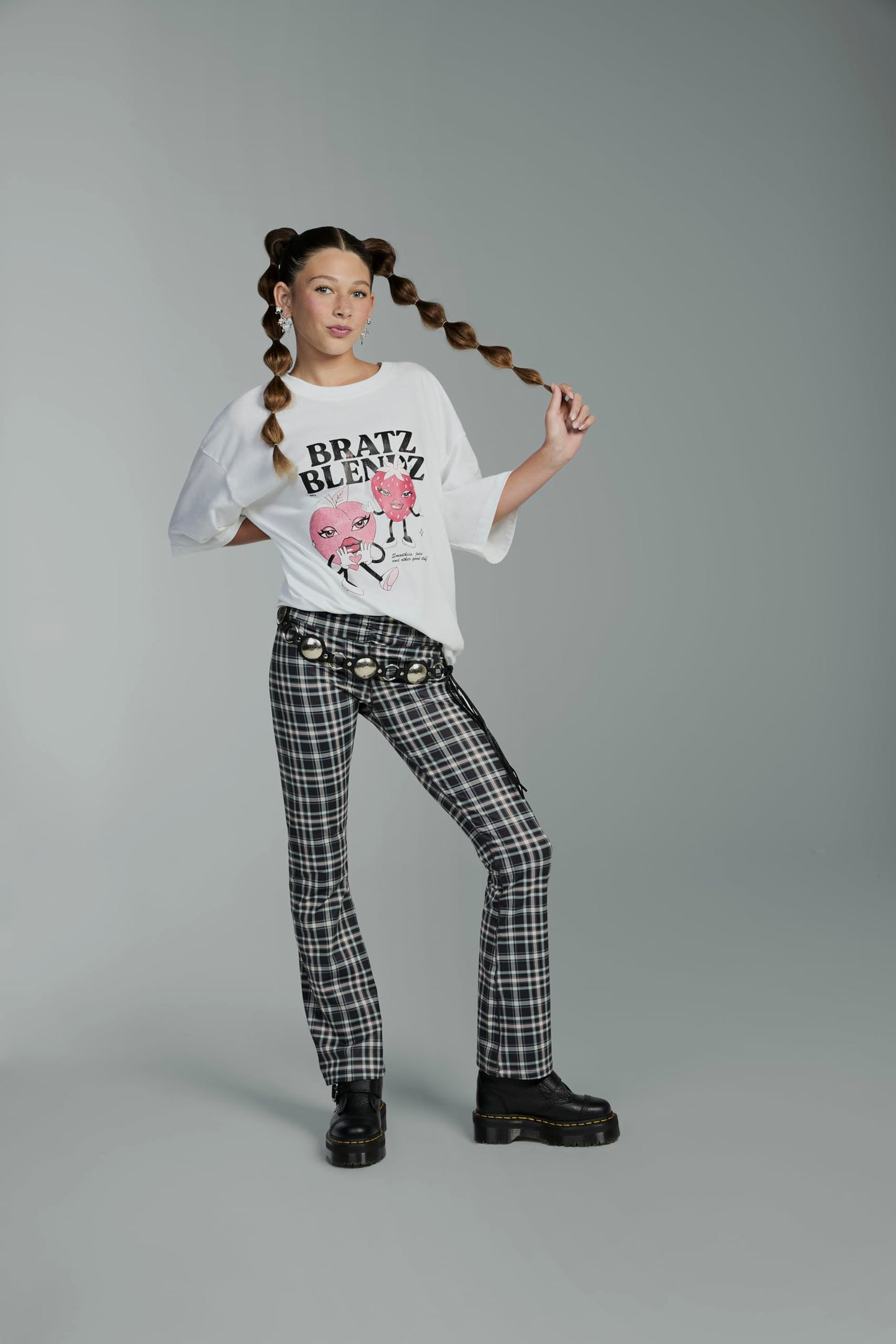 Bratz Stylin' Cloe Fashion Doll with Customizable Tee & Accessories
