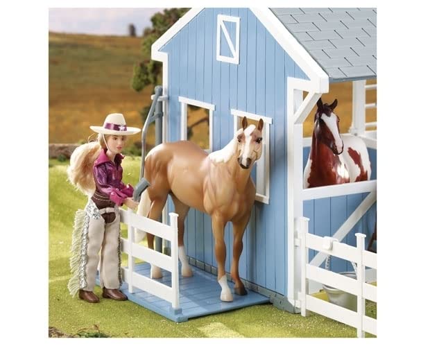 Breyer Freedom Series Deluxe Country Stable & Wash Stall with Buckskin Quarter Horse 1:12 Scale – Model 61149
