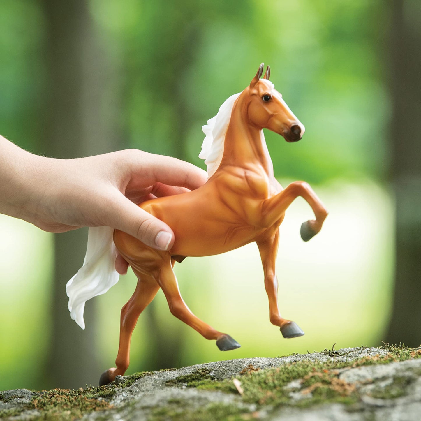 Breyer Freedom Series Palomino Saddlebred – 1:12 Scale Horse Model #1055 (9.75 x 7 inches)
