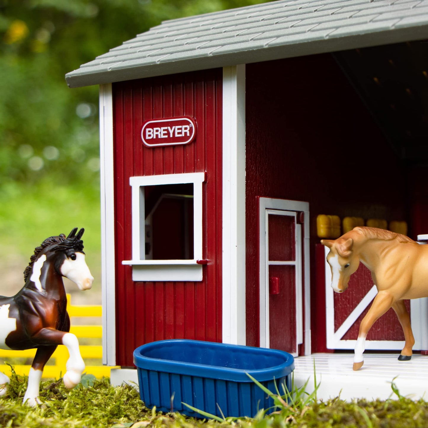 Breyer Stablemates Red Stable Set: 2 Hand-Painted Horses & 3-Stall Barn