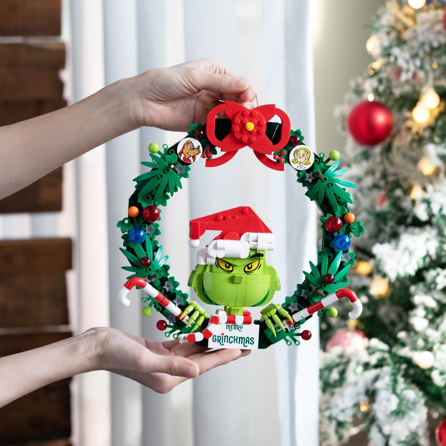 Brickcraft Grinch Wreath Brick Building Kit – 523-Piece Festive DIY Christmas Decor