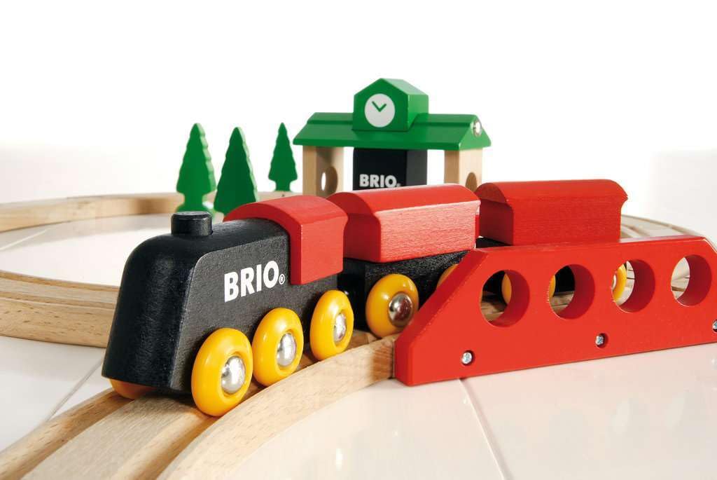 BRIO Classic Figure 8 Set – 22-Piece FSC-Certified Wooden Train + Accessories