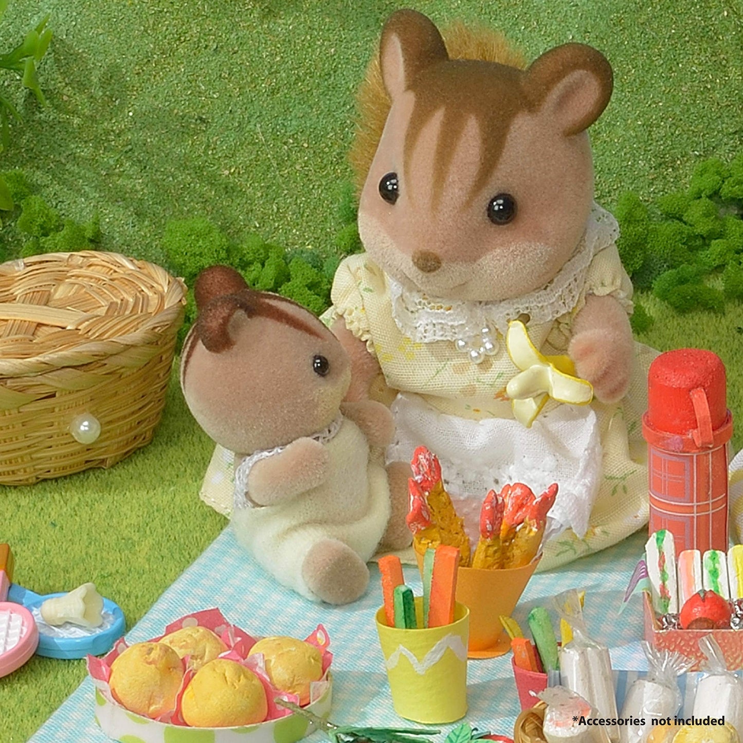 Calico Critters Walnut Squirrel Family – 4-Piece Collectible Doll Figures for Ages 3+
