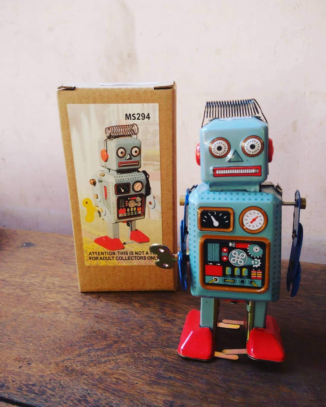 CHIMUYU Wind Up Vintage Robot – Clockwork Tin Gift & Collectible