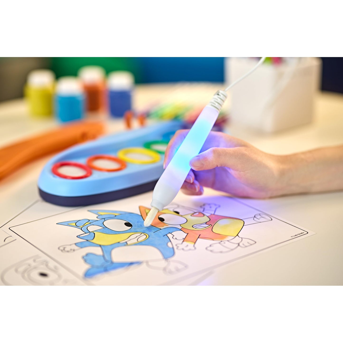 Crayola Bluey Color Wonder Magic Light Brush – Mess-Free Painting Station for Kids 3+