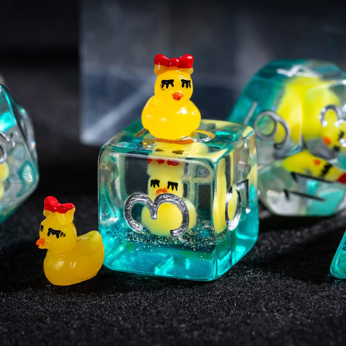 Cusdie DND Dice Set - 7-Piece Transparent Dice with Bow-Tied Yellow Duck, Velvet Pouch