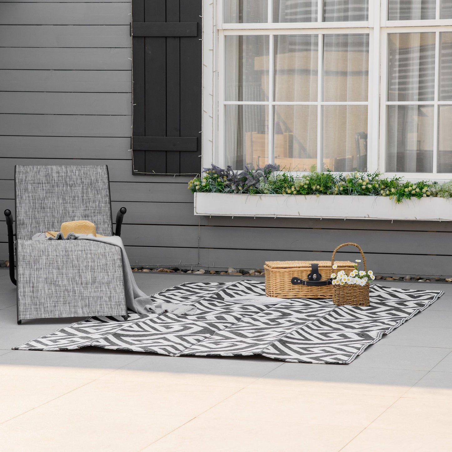 Outsunny 121 x 182 cm (4x6ft) Outdoor Rug Reversible Mat Plastic Straw Rug Portable RV Camping Mat for Garden Deck Picnic Indoor, Black & White
