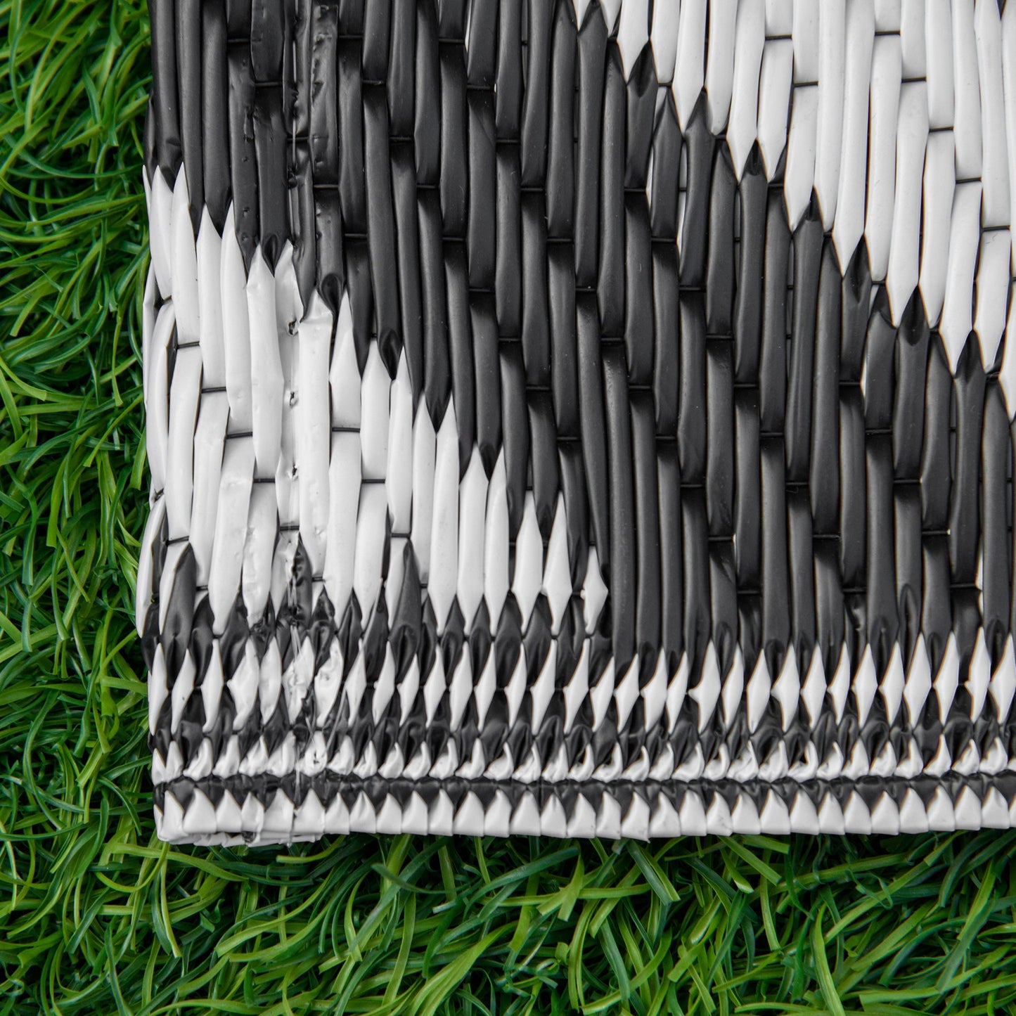 Outsunny 121 x 182 cm (4x6ft) Outdoor Rug Reversible Mat Plastic Straw Rug Portable RV Camping Mat for Garden Deck Picnic Indoor, Black & White