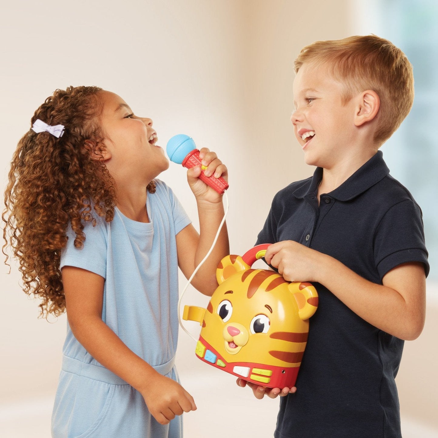 Daniel Tiger's Neighborhood Sing Along with Toy – Real Microphone, Record & Playback
