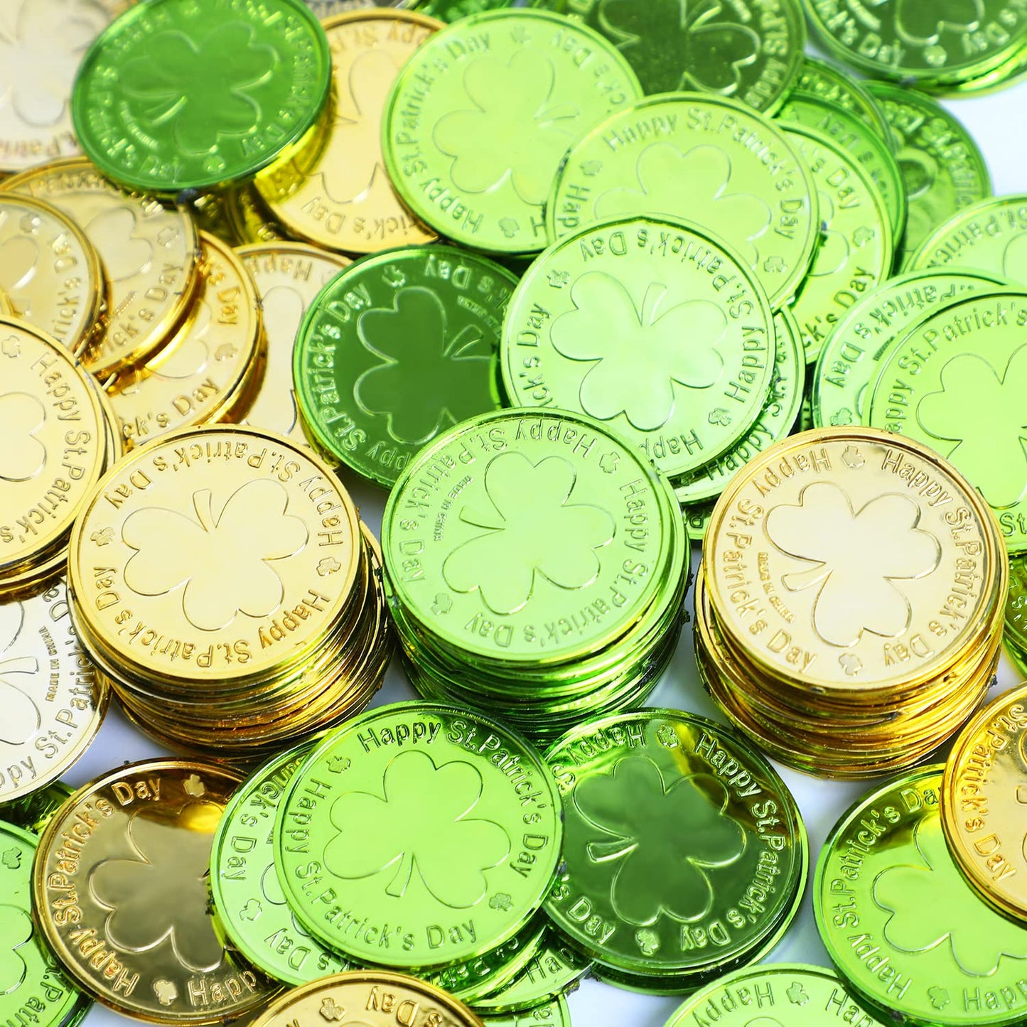 DIYASY St. Patrick's Shamrock Good Luck Coins – 144 Plastic 3-Leaf Clover Tokens in Green & Gold