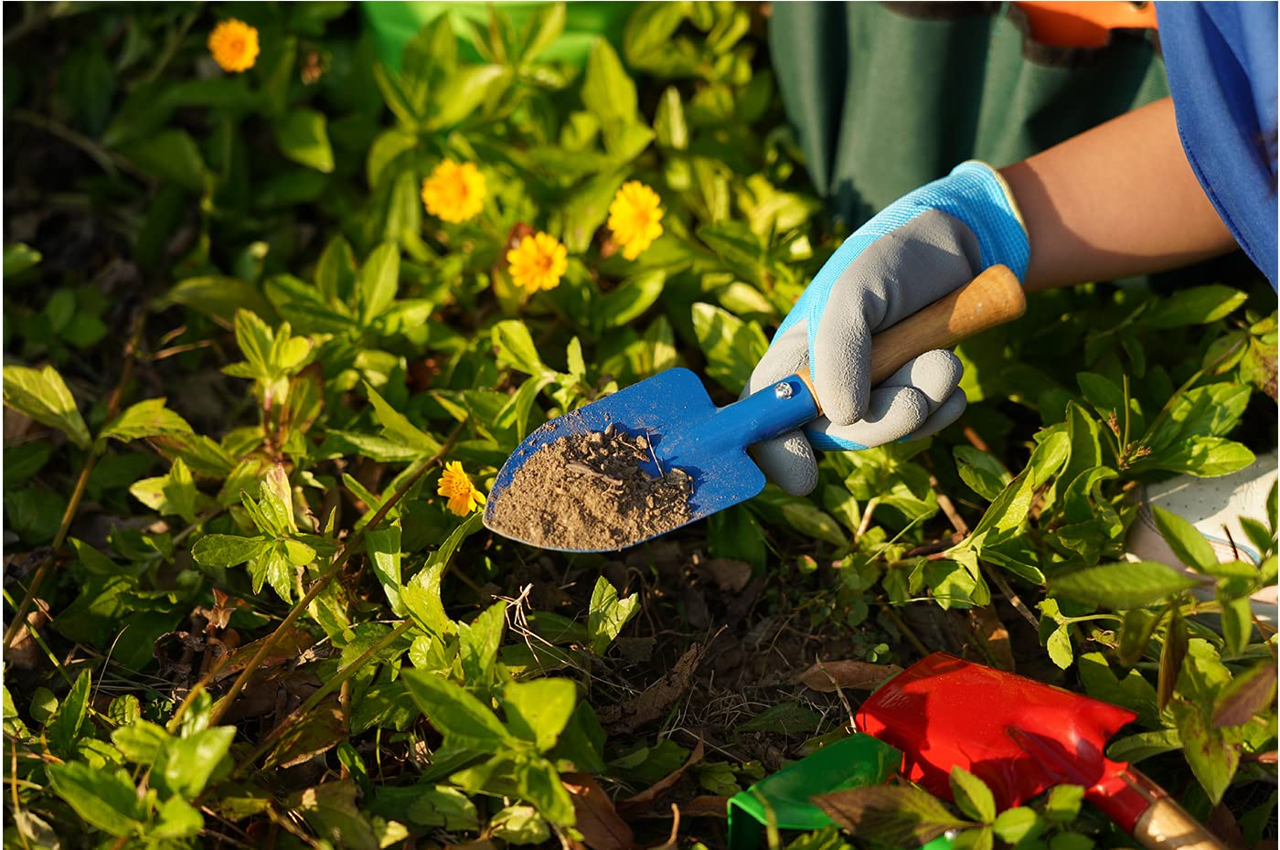 Doiaz Kidz Gardening Set – Real Metal Tools Kit with Sun Hat, Apron & Gloves