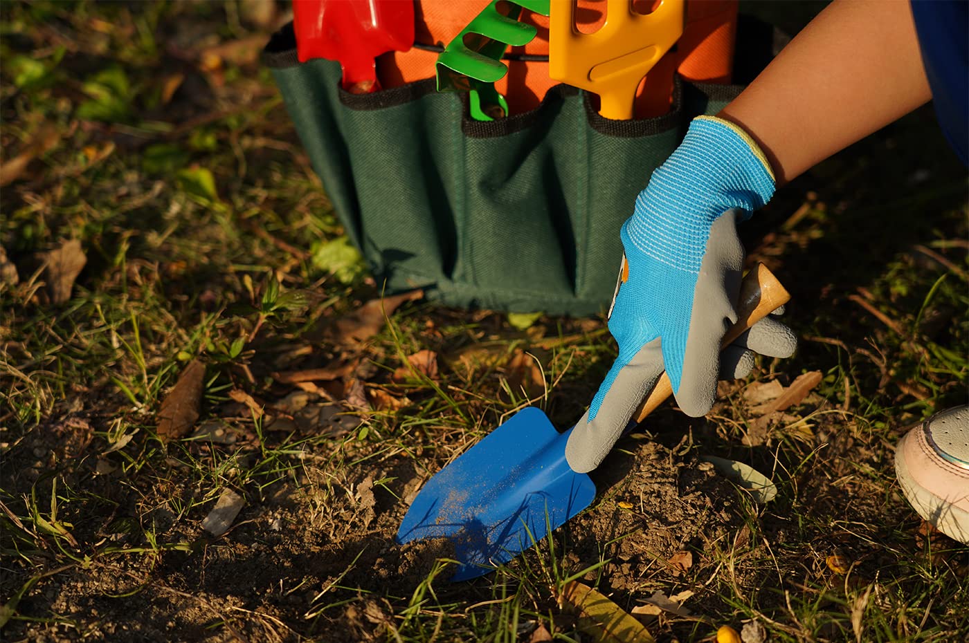 Doiaz Kidz Gardening Tool Set – Kids Garden Tools Kit with Hat & Apron