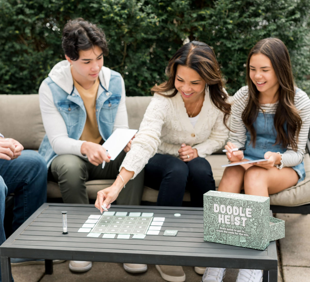 DOODLE HEIST: Quick Team Drawing & Deduction Party Game