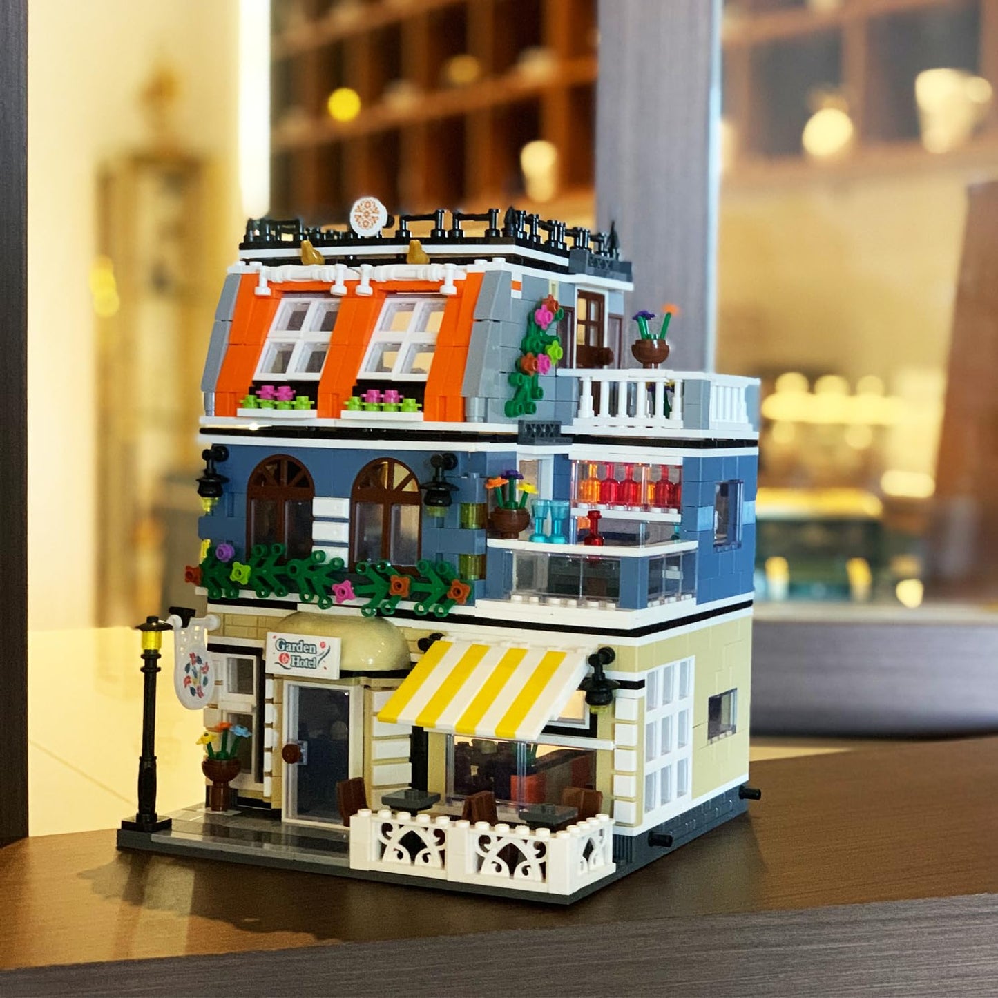 ENJBRICK Garden Hotel Assembly Square Building Kit — 1284 PCS | Collectible Display Toy