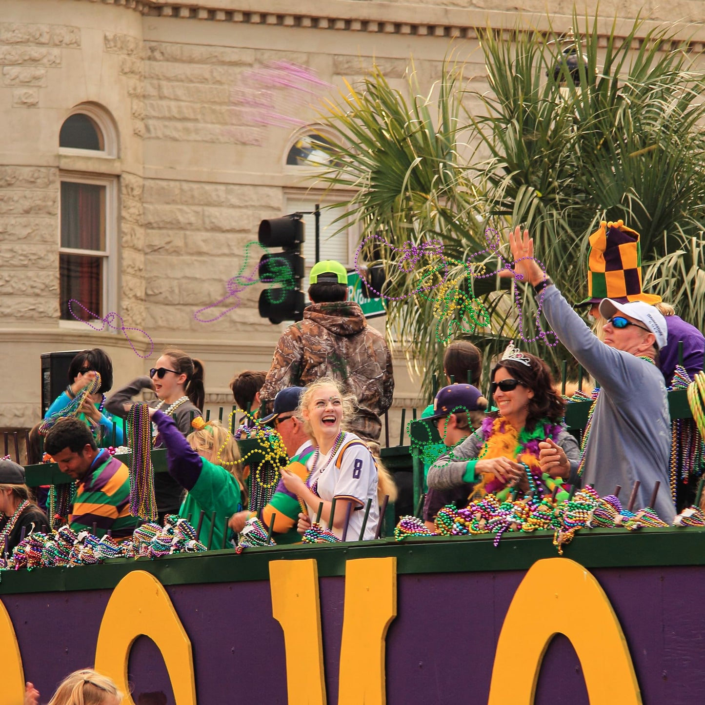 EOBOH 100PCS Mardi Gras Beads & Masks — 11 Types Parade Necklaces in Metallic Green, Purple & Gold