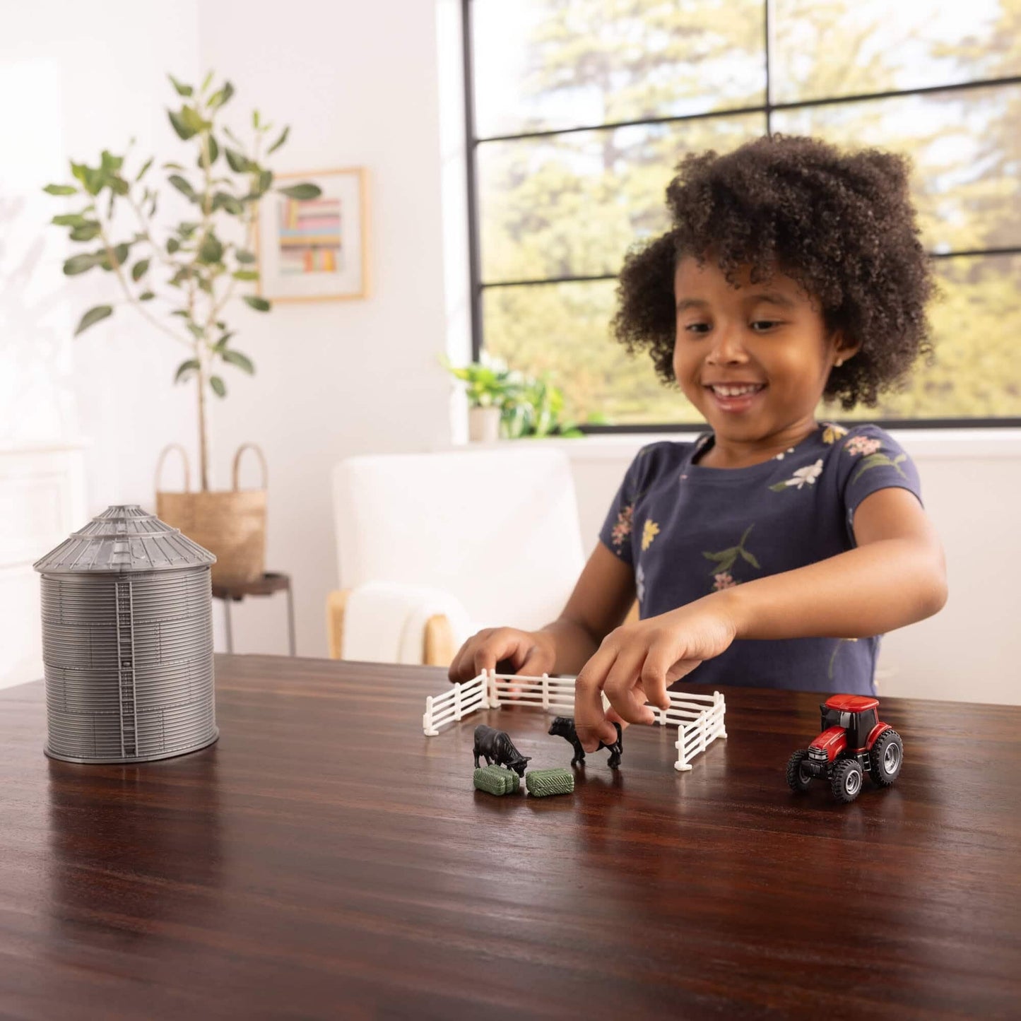 ERTL 1/64 Case IH Grain Bin Set with Tractor, Cattle & Hay Bales – Everyday Play 44458