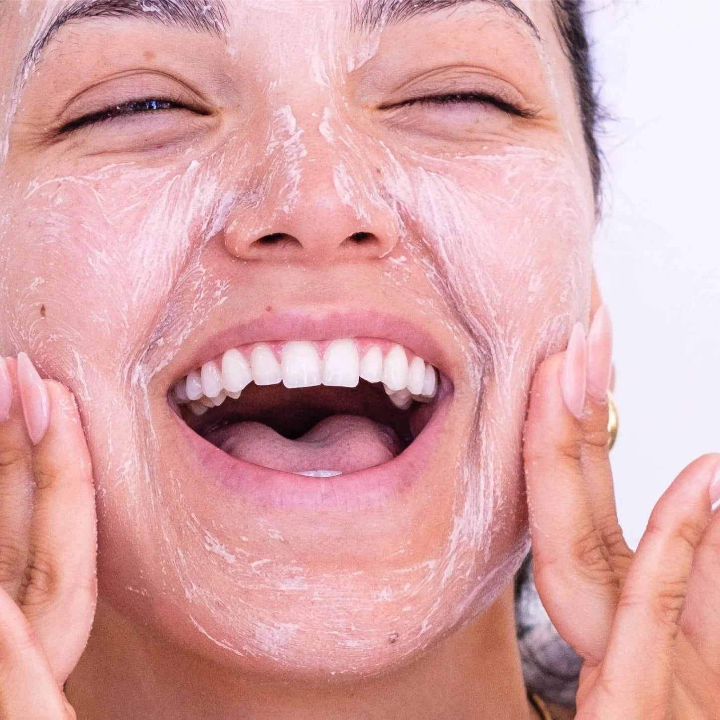 Beauty Formulas Honey and Almond Facial Scrub 5 oz / 150 ml - Exfoliating & Nourishing Facial Scrub for Radiant Skin