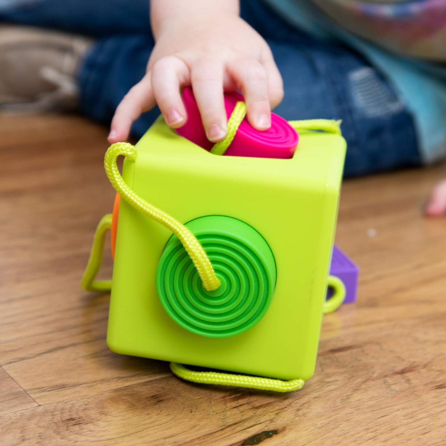Fat Brain Toys OombeeCube – Travel-Friendly Shape Sorter for Toddlers and Babies