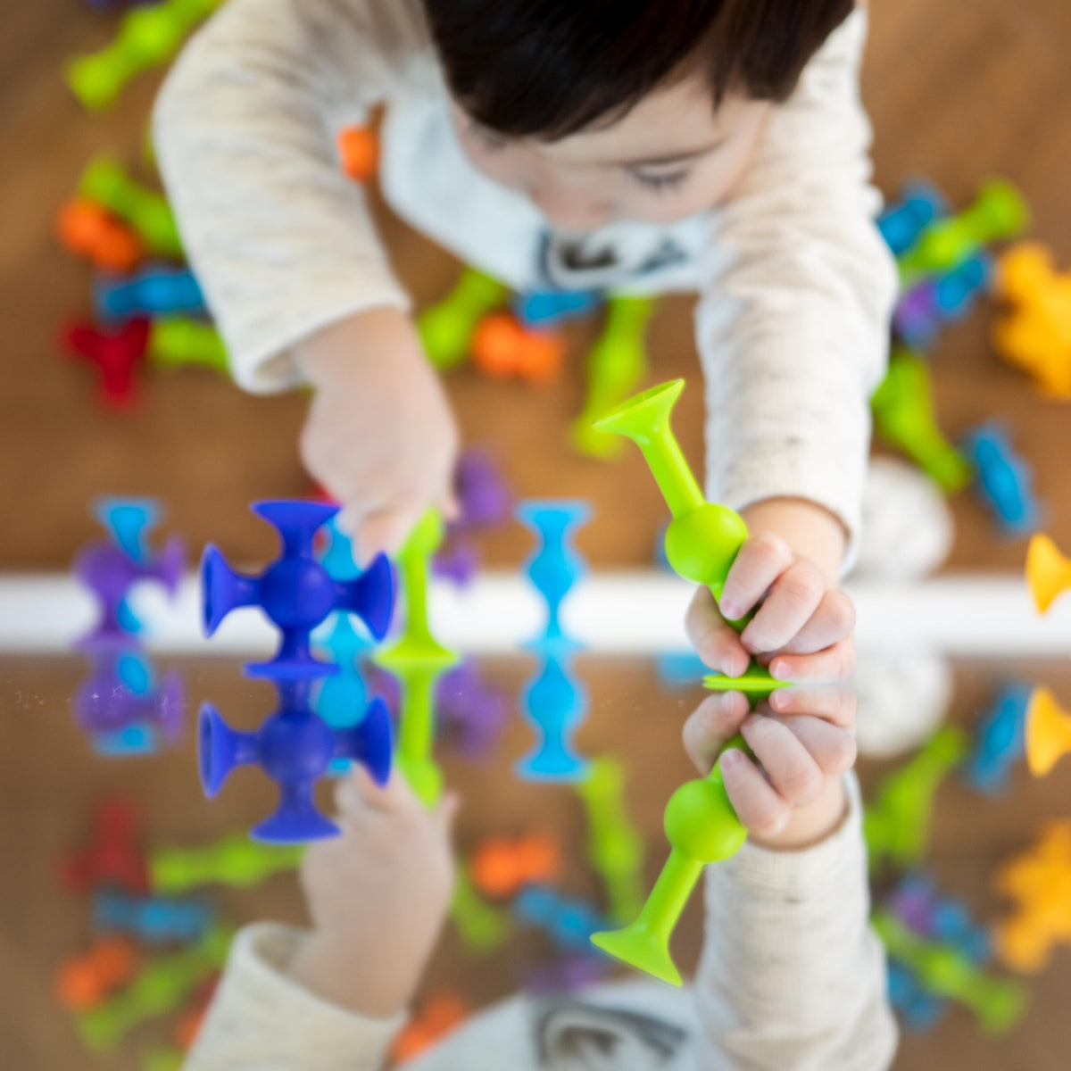 Fat Brain Toys Squigz Starter Set – 24-Piece Suction Bath Toys for Sensory Play, Ages 3+