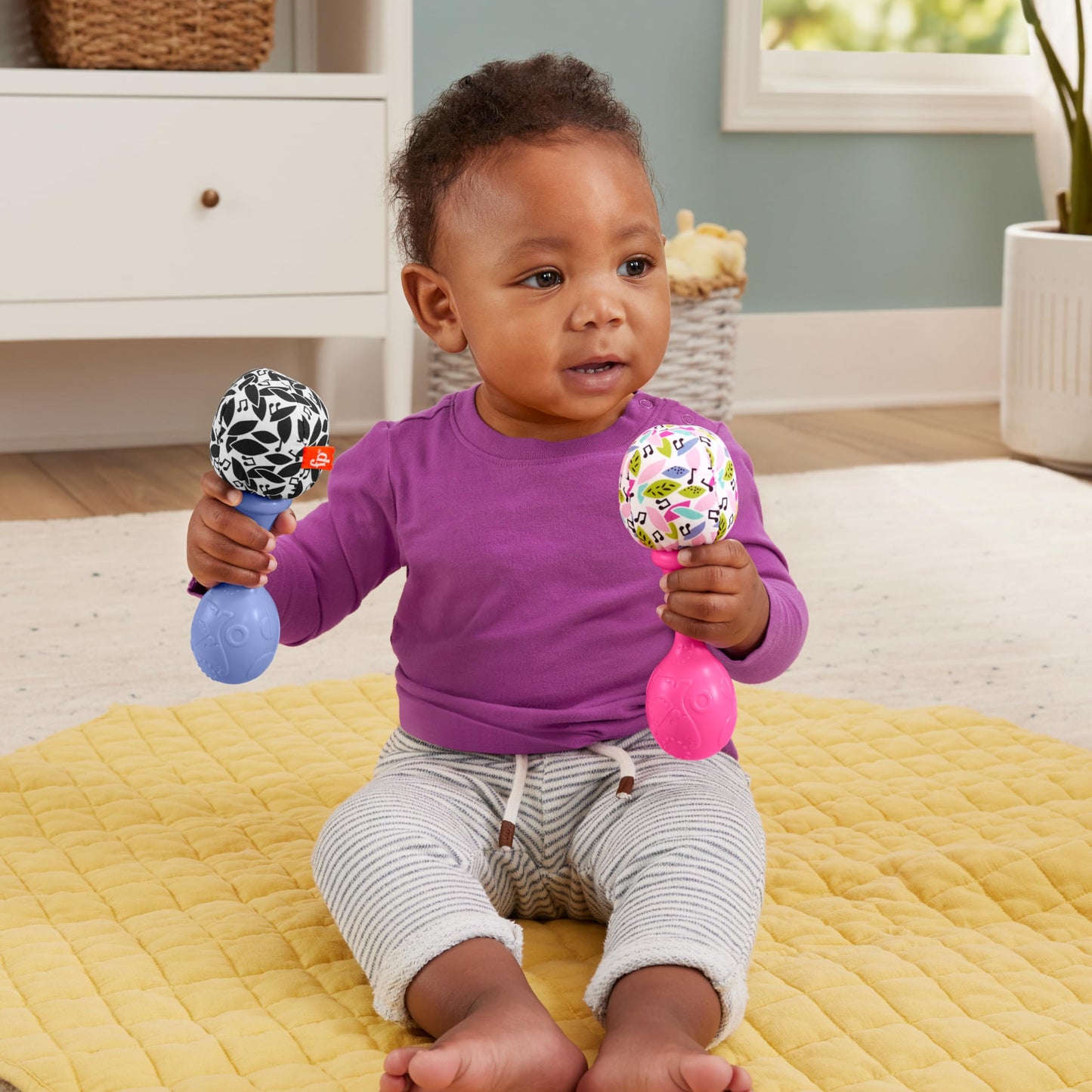 Fisher-Price Newborn Rattle 'n Rock Maracas – Soft Musical Toys for Babies 3+ Months (Pink & Purple)