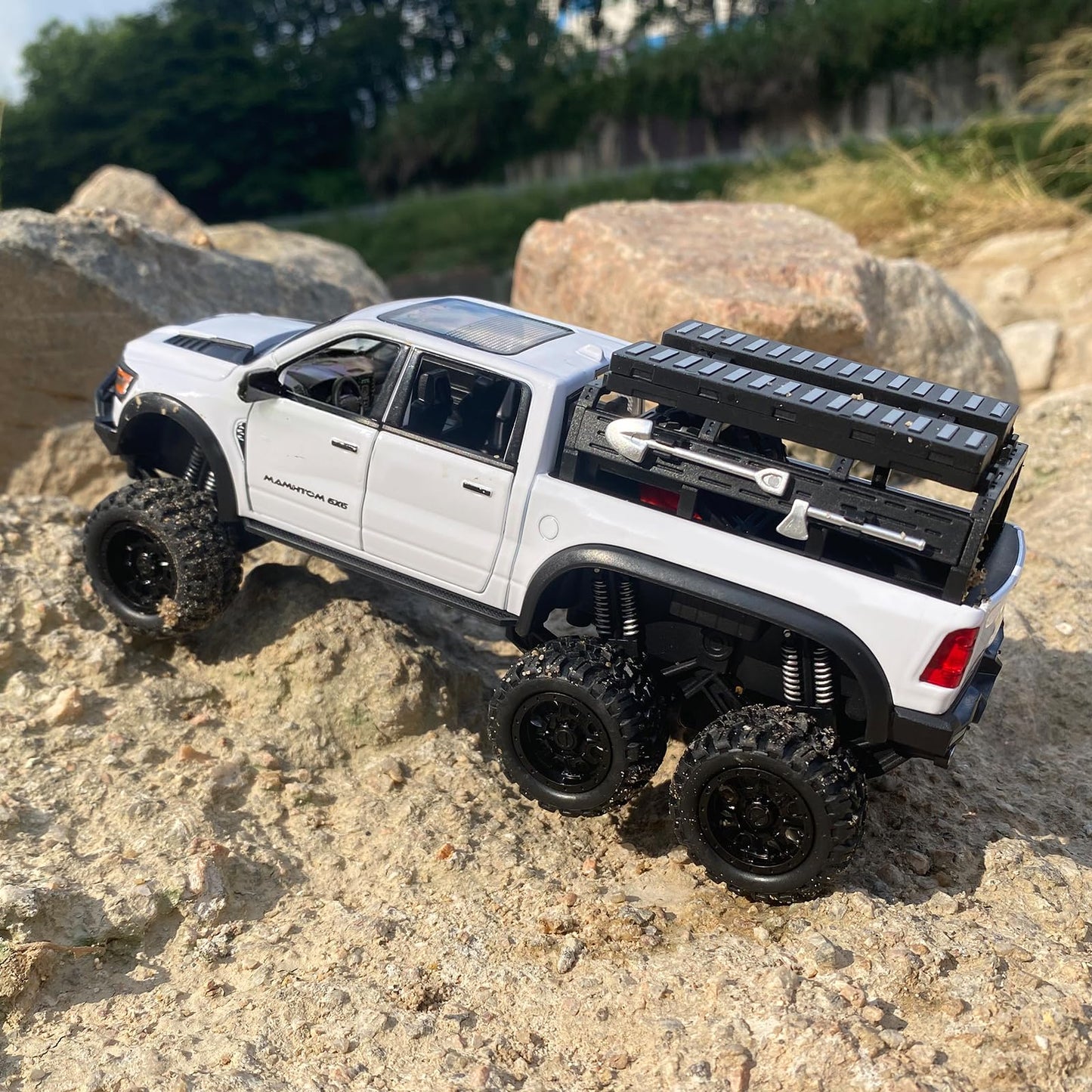 FRJV Mammoth 1/24 Diecast Pickup Truck Toy with Pull-Back, Light & Sound – White